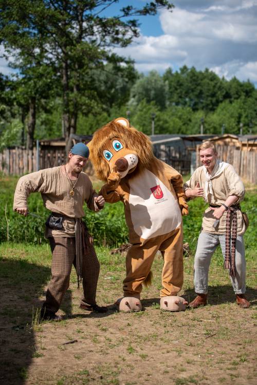 Zdjęcie przedstawia Lwa Pruszka odwiedzającego Park Kulturowy Faktoria w pierwszy weekend Faktorii Kultury